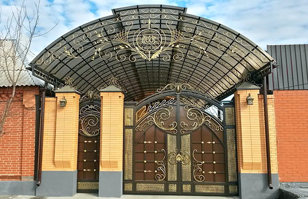 Купить или заказать ворота для дома с навесом - стильные и надежные решения для вашего участка в Мончегорске от 42646 руб | ВоротМастер-Мнч