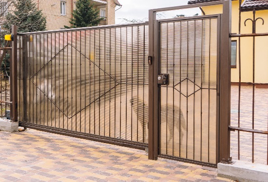 Купить ворота из профлиста с элементами ковки, с металлическими столбами в рамке или под дерево в Мончегорске от 157365 руб